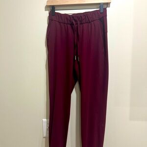 Lululemon On the Fly Jogger Size 2 in Garnet